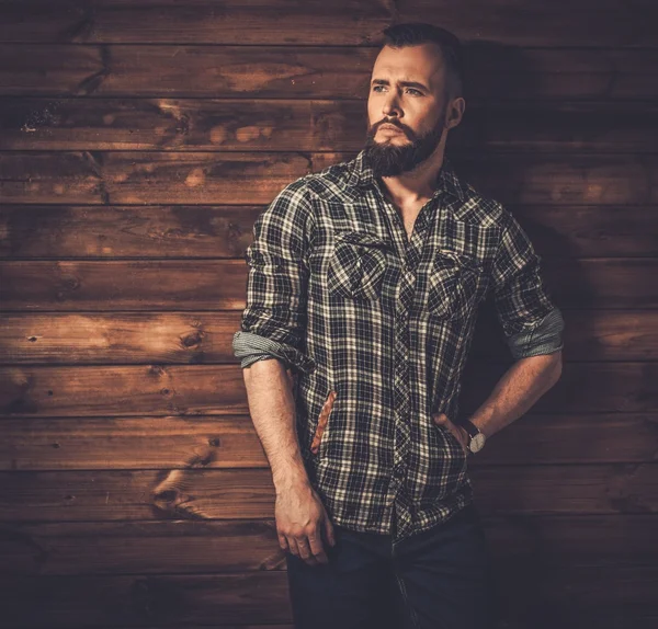 穿花格子衬衫,木制房屋内部的人 - 图库照片ne