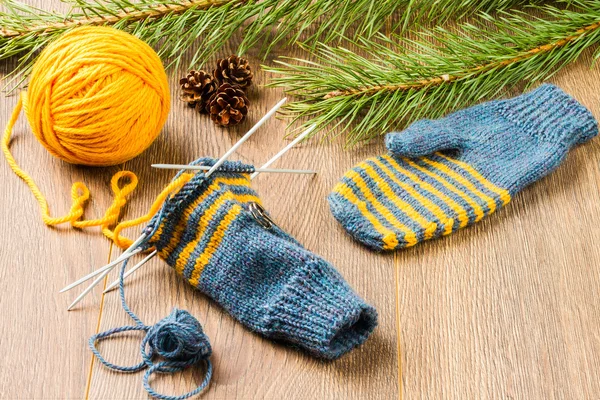 Yarn, knitting needles and mittens