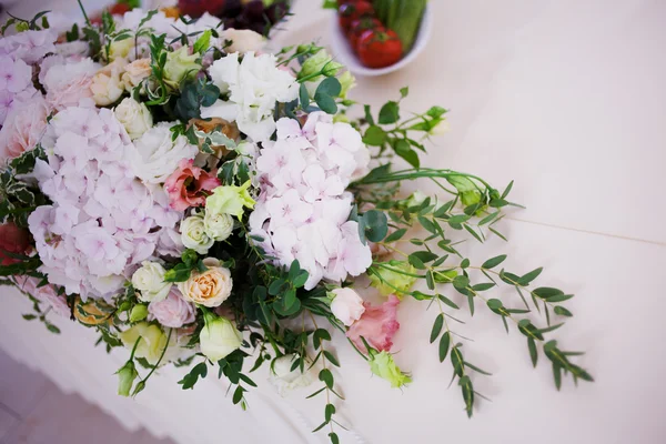 Serving wedding table flowers. Design Bureau for newlyweds