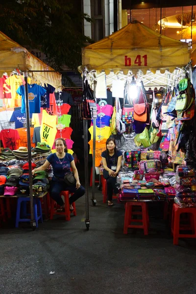 Night market attracts diners and shoppers