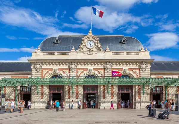 Facciata della stazione ferroviaria nel centro di Nizza — Foto