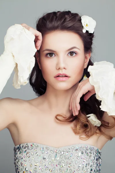Fashion Model with Bridal Hairstyle. Beautiful Hair and White Fl