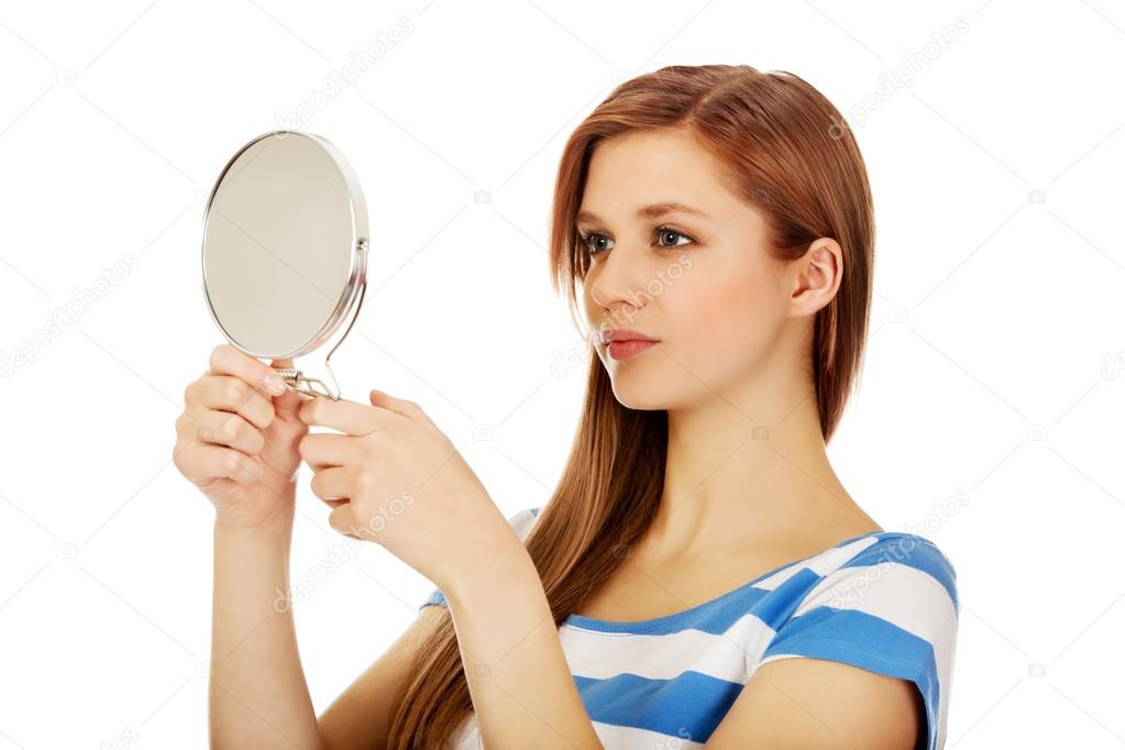 Девушки смотрят на себя в зеркало оценивают фигуру и дают всем остальным тоже лицезреть себя 