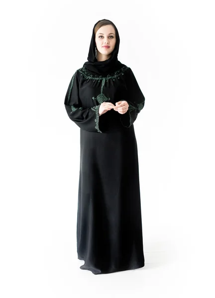 穿黑袍的阿拉伯穆斯林女孩 - 图库照片zurijeta#