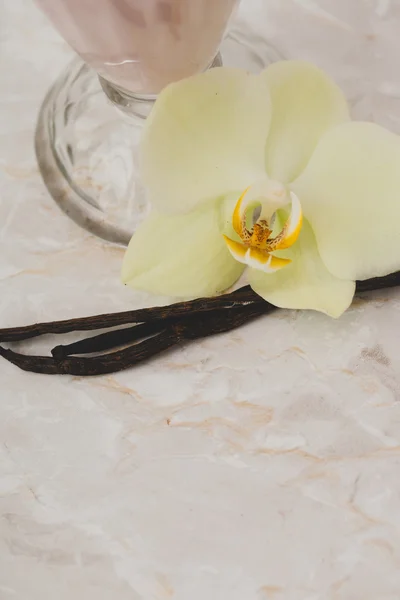 Vanilla stick with flower