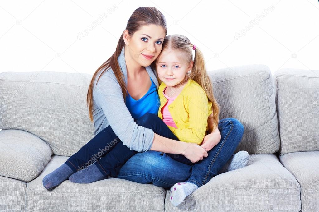 Голая мамаша с дочкой сидит на диване фото