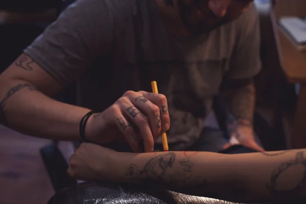 Tattoo artist makes scetch