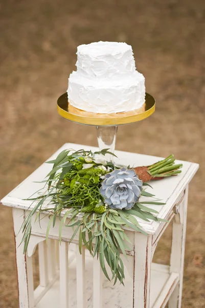 Wedding cake and brides bouquet