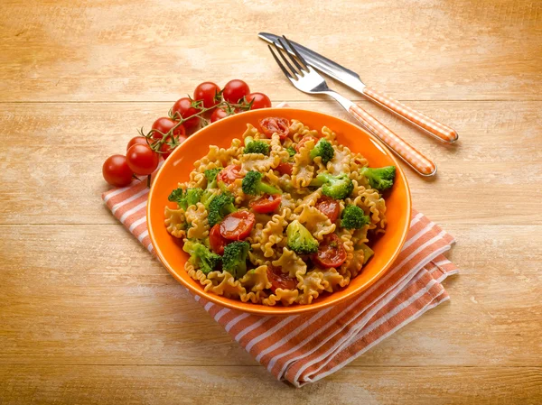 Integral pasta with broccoli and fresh tomatoes