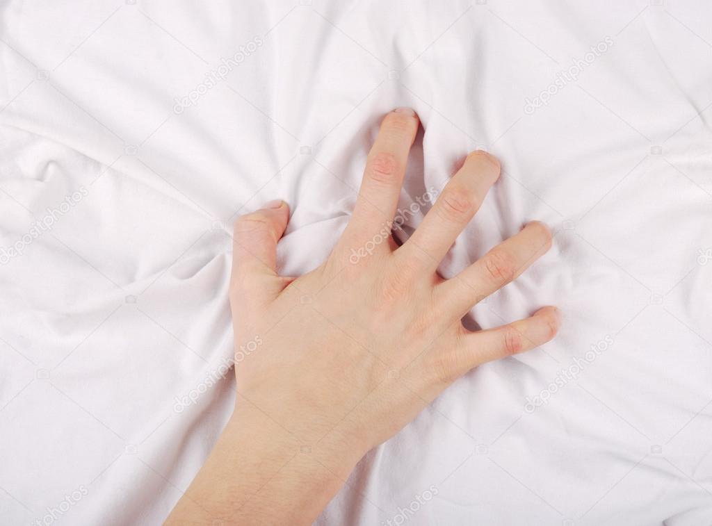Девушка сжимает руками простынь когда её раком ебут сильно