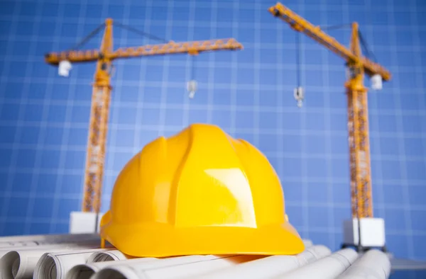 Abitazioni multipiano in costruzione e gru edili — foto stock © mr ... Costruzione casemoderne