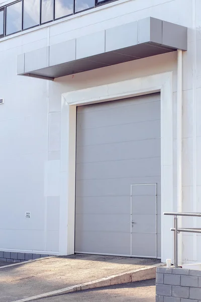 Cargo gate in an industrial building