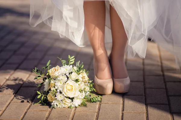 Bride\'s bouquet and shoes