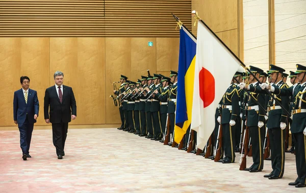 Petro Poroshenko and Shinzo Abe