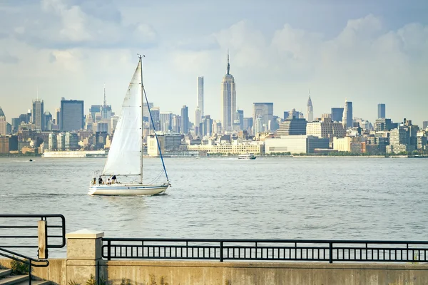 Sailing boat in front of Manhattan