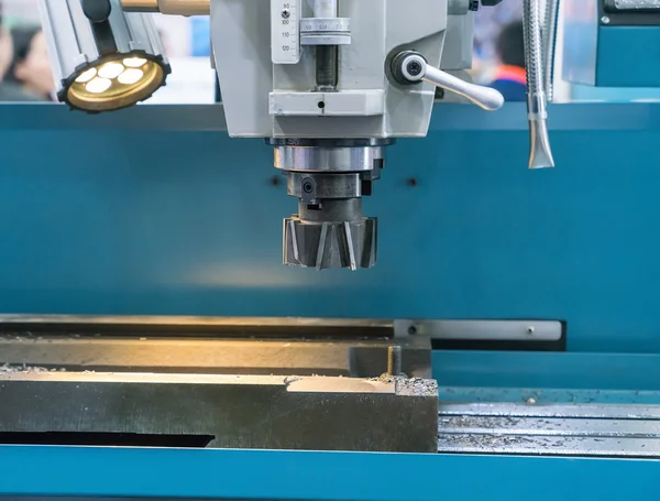 Industrial metalworking cutting process by milling cutter