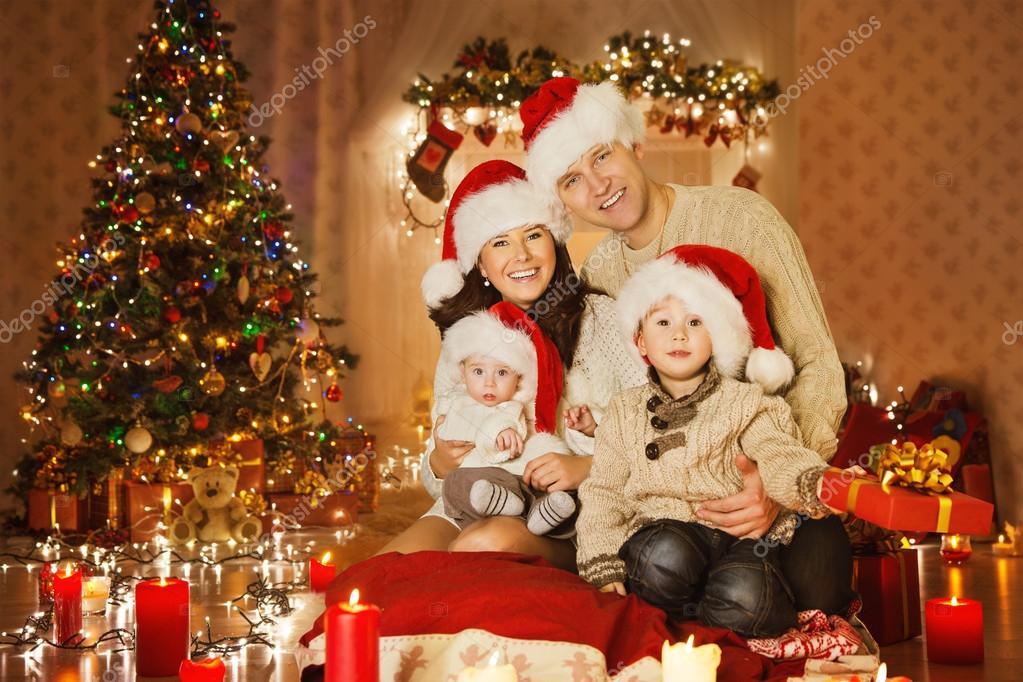 Weihnachten familienfoto im hause urlaub wohnzimmer, kinder und ... Wohnzimmer orange dekorieren
