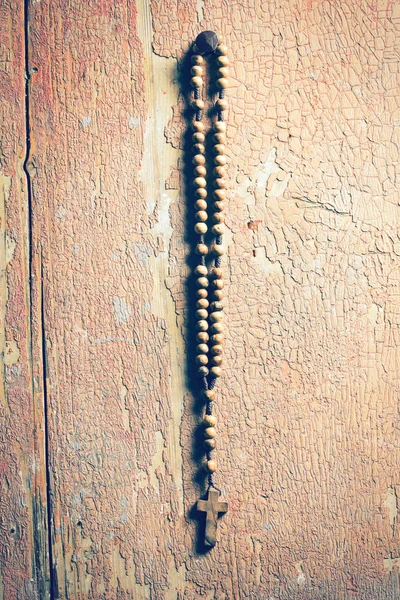 Rosary hanging on old wooden wall - 图库照片j