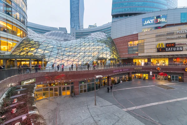 在波兰华沙国家大文化宫购物中心 - 图库社论照