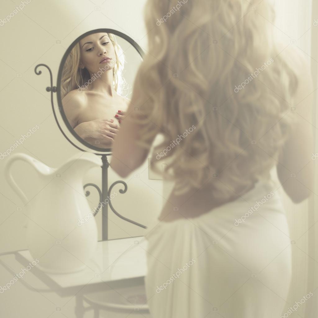 Блондинка и зеркало - 39 фото