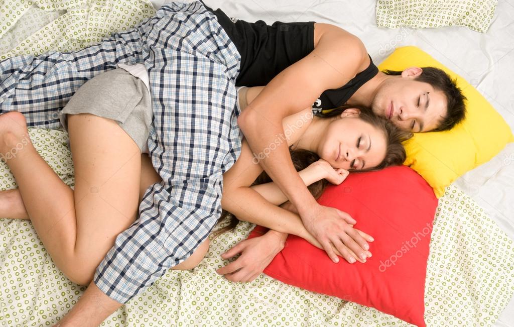 Молодая спящая красотка проснулась от секса со своим сводным братом