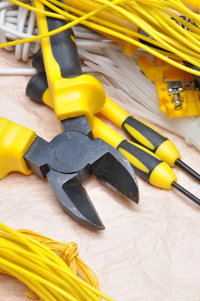 Tools and component for electrical installation