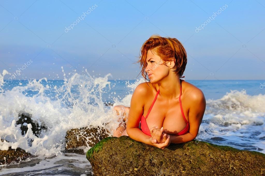 Красивые фото ню рыжей девушки на берегу моря