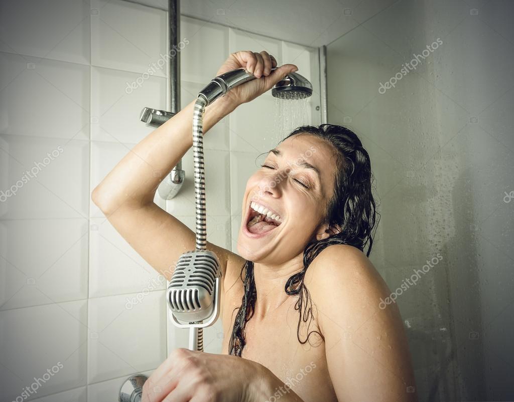 Любовница принимает душ фото