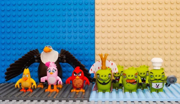 Lego Angry Birds versus Bad Piggies