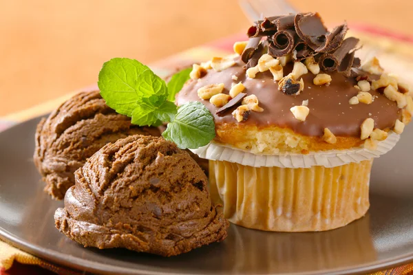 Hazelnut muffin and chocolate ice cream