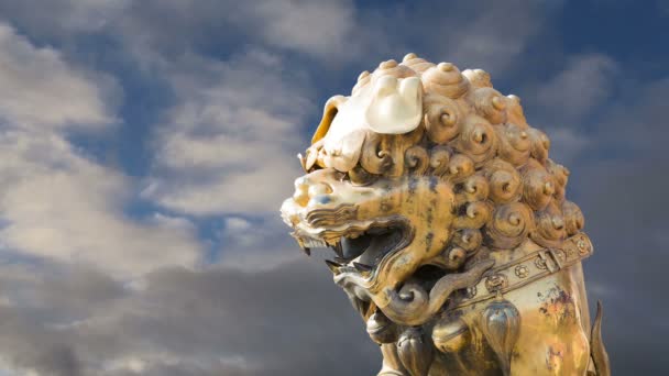 在紫禁城里的青铜龙雕像。北京中国– 图库影