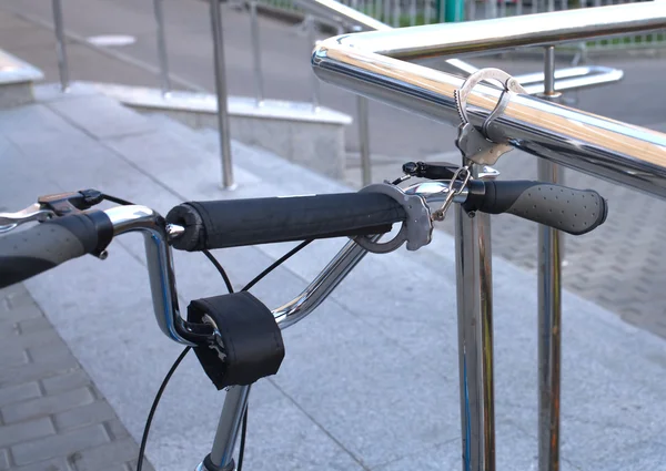 Handcuffs as bicycle theft protection