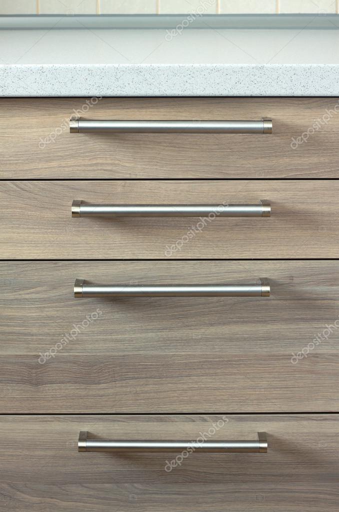 Vooraanzicht van glijdende houten kisten in moderne keuken ...