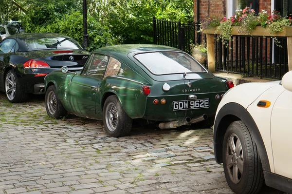 Triumph GT6 rusts on the street