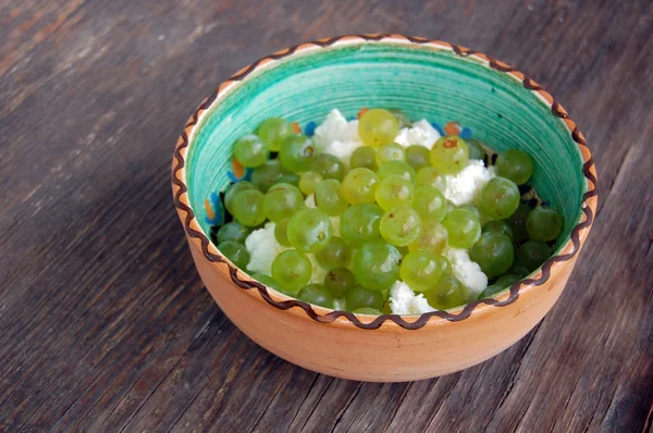 Grapes and curd cheese