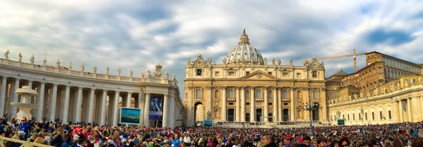 Worshipers at St. Peter\'s Square awaiting the Pope Francis.