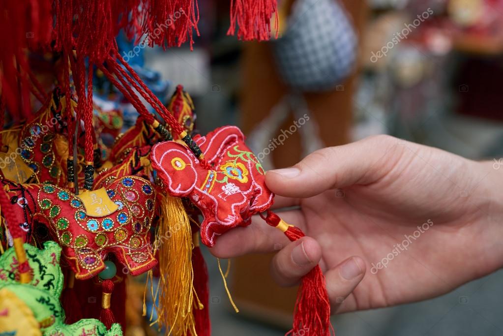 Main tenant le singe du zodiaque ornement rouge décoration pour le nouvel an chinois 2017\u2014 Image de Daxiao_Productions