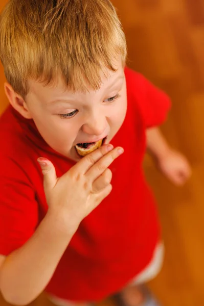 Kid eating bread with bilberry jam