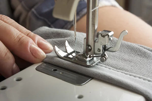 Sewing machine and item of clothing
