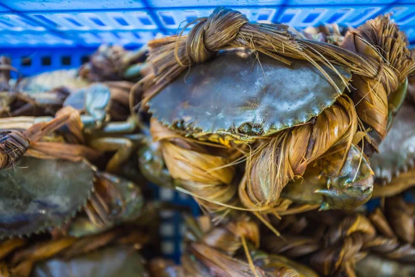 Crabs bind in market