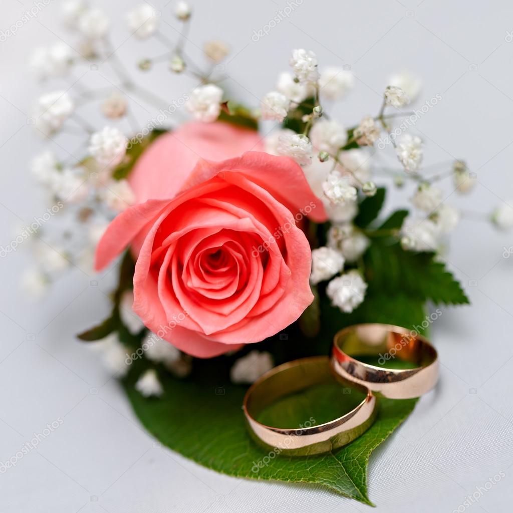 Anelli di nozze d'oro su un mazzo di fiori per la sposa — Foto Stock