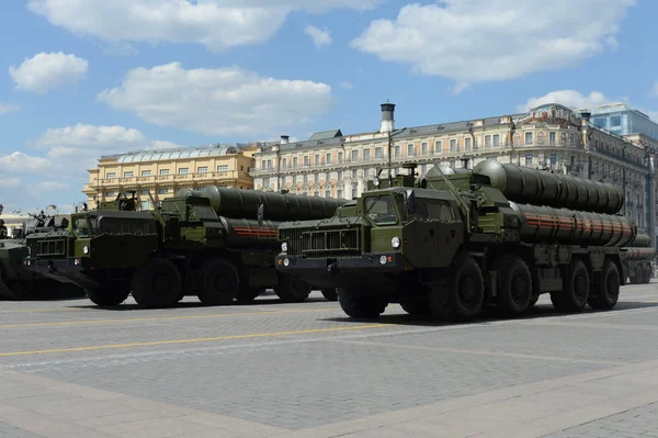 The S-400 Triumf (NATO reporting name: SA-21 Growler) is an anti-aircraft weapon system large and medium-range developed by Russia\'s Almaz Central Design Bureau.