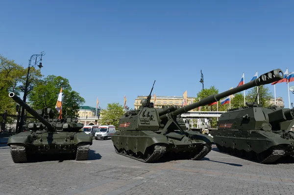 The T-90A is a third-generation Russian main battle tank and the 2S19 Msta-S (M1990 Farm) is a Russian self-propelled 152 mm howitzer.