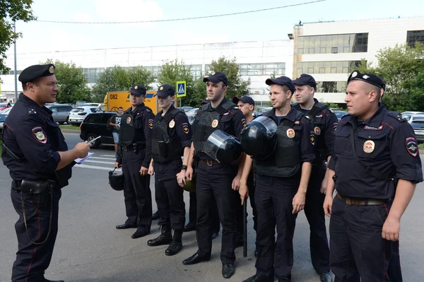 Instructing police officers