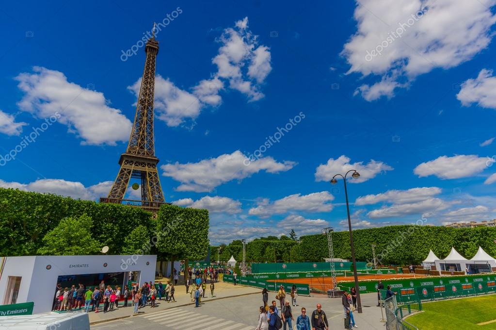 Parigi 1° giugno 2015: bella e mondo famosa torre eiffel si erge ... Mondo famosa
