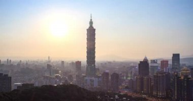 在日落时,台湾台北市天际线的时间流逝 - 图库