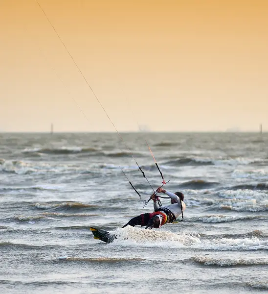 CHONBURI, THAILAND - FEBRUARY 7 : Sportman play kite surf on Fab