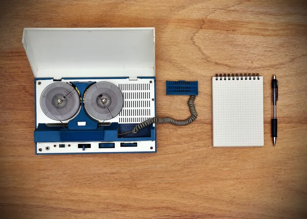 Reel tape recorder and blank notepad