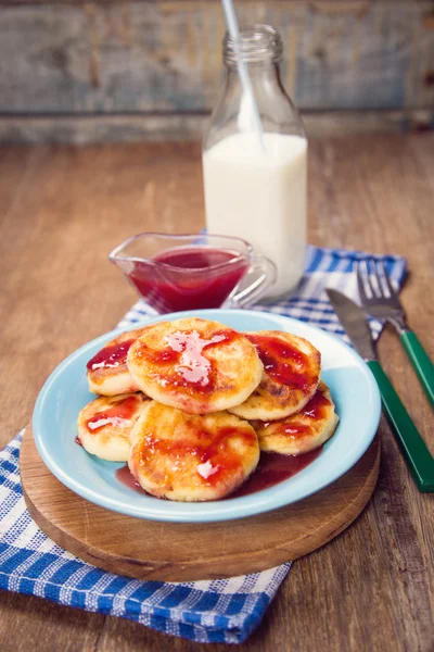 Cheese pancakes with sweet sauce