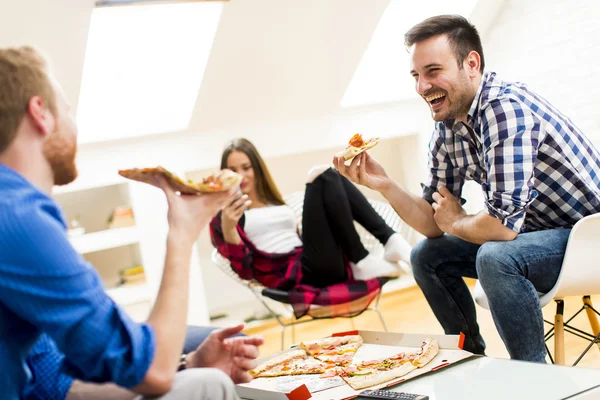 Friends eating pizza